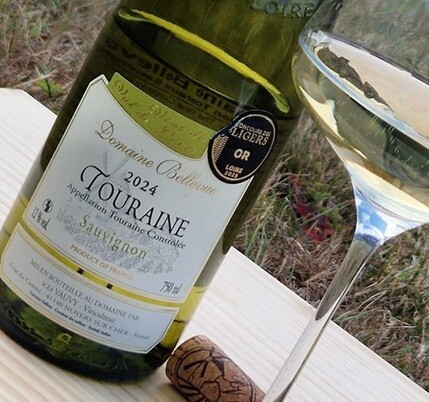 bottle-and-glass-of-touraine-sauvignon-blanc bottle-and-glass-of-touraine-sauvignon-blanc