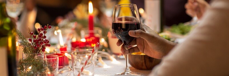 red-wine-christmas-table