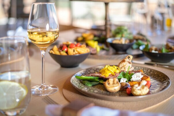 vegetarian-dish-white-wine