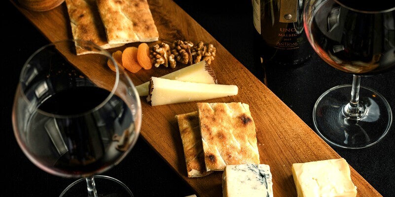 red-wine-glasses-cheeseboard red-wine-glasses-cheeseboard