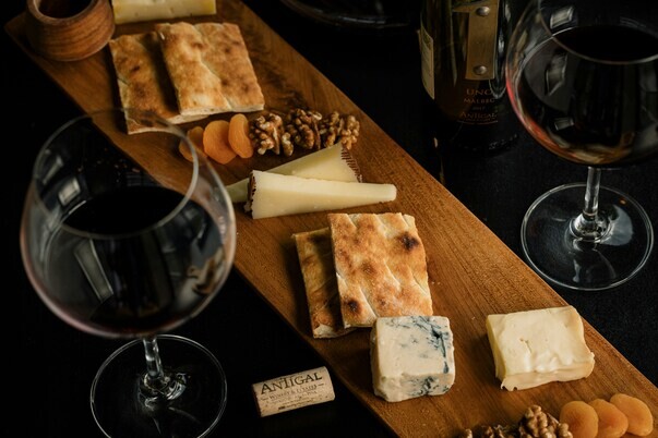 cheeseboard-with-knife