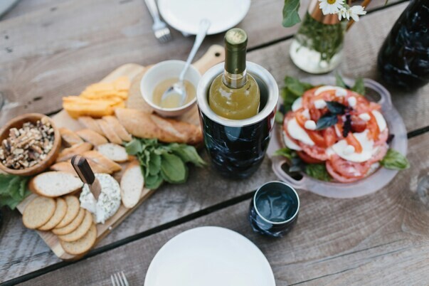 white-wine-picnic-table