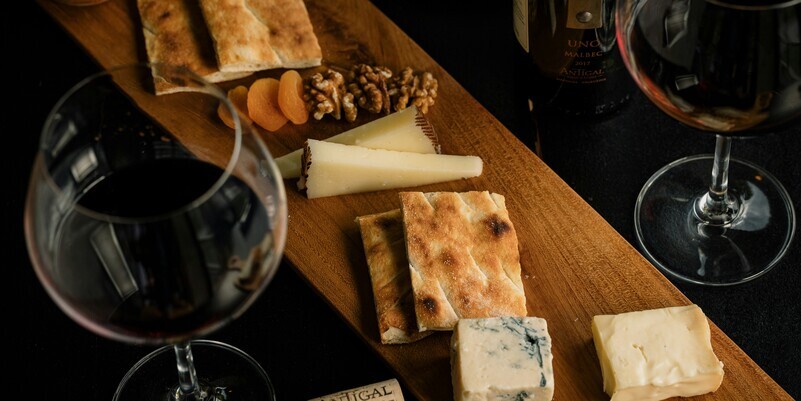 cheeseboard-with-knife