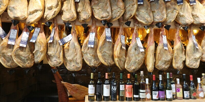 hanging-procuitto-hams