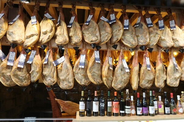 hanging-procuitto-hams